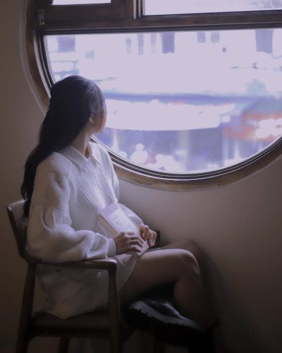 肉书屋编辑团队正在认真审核书稿内容，桌面上摊开着多本参考书和一台笔记本电脑，室内光线温暖而专注
